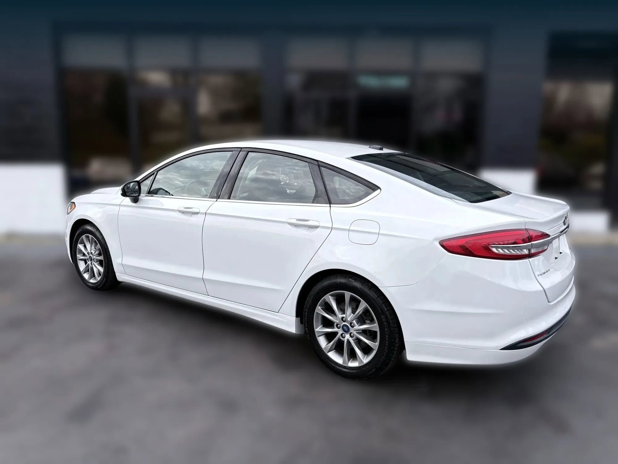Used 2017 Ford Fusion SE w/ Fusion SE Technology Package image 3