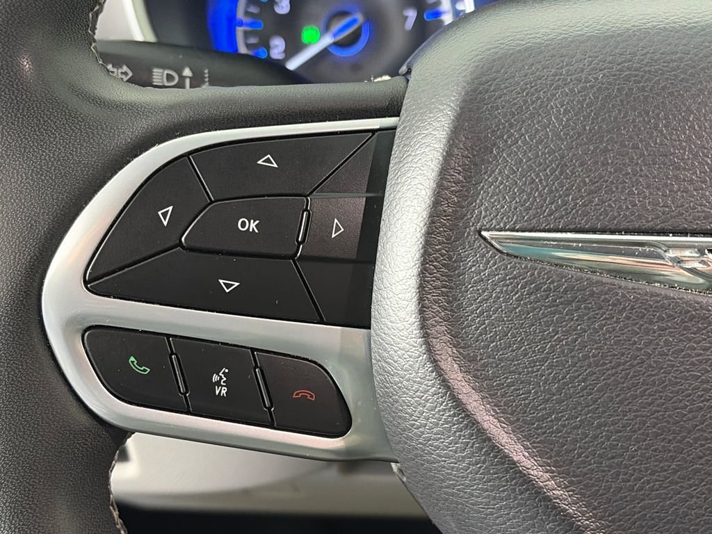 Used 2023 Chrysler Pacifica Touring-L FWD image 16