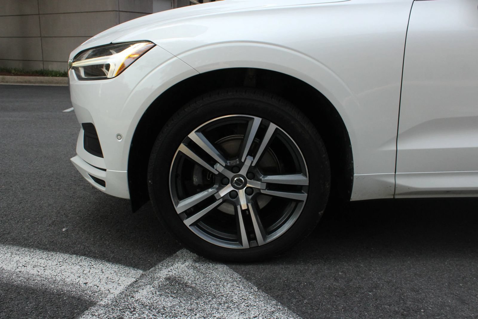 Used 2019 Volvo XC60 T5 Momentum w/ Multimedia Package AWD/4WD image 11
