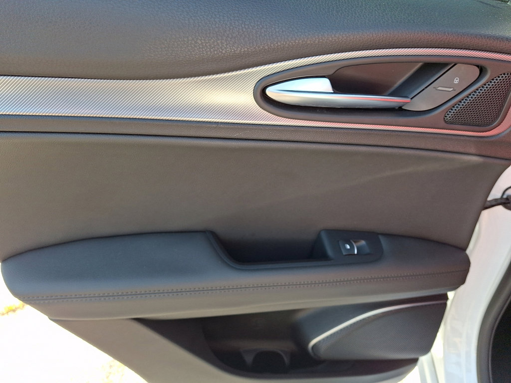 Used 2023 Alfa Romeo Stelvio Veloce AWD/4WD image 19