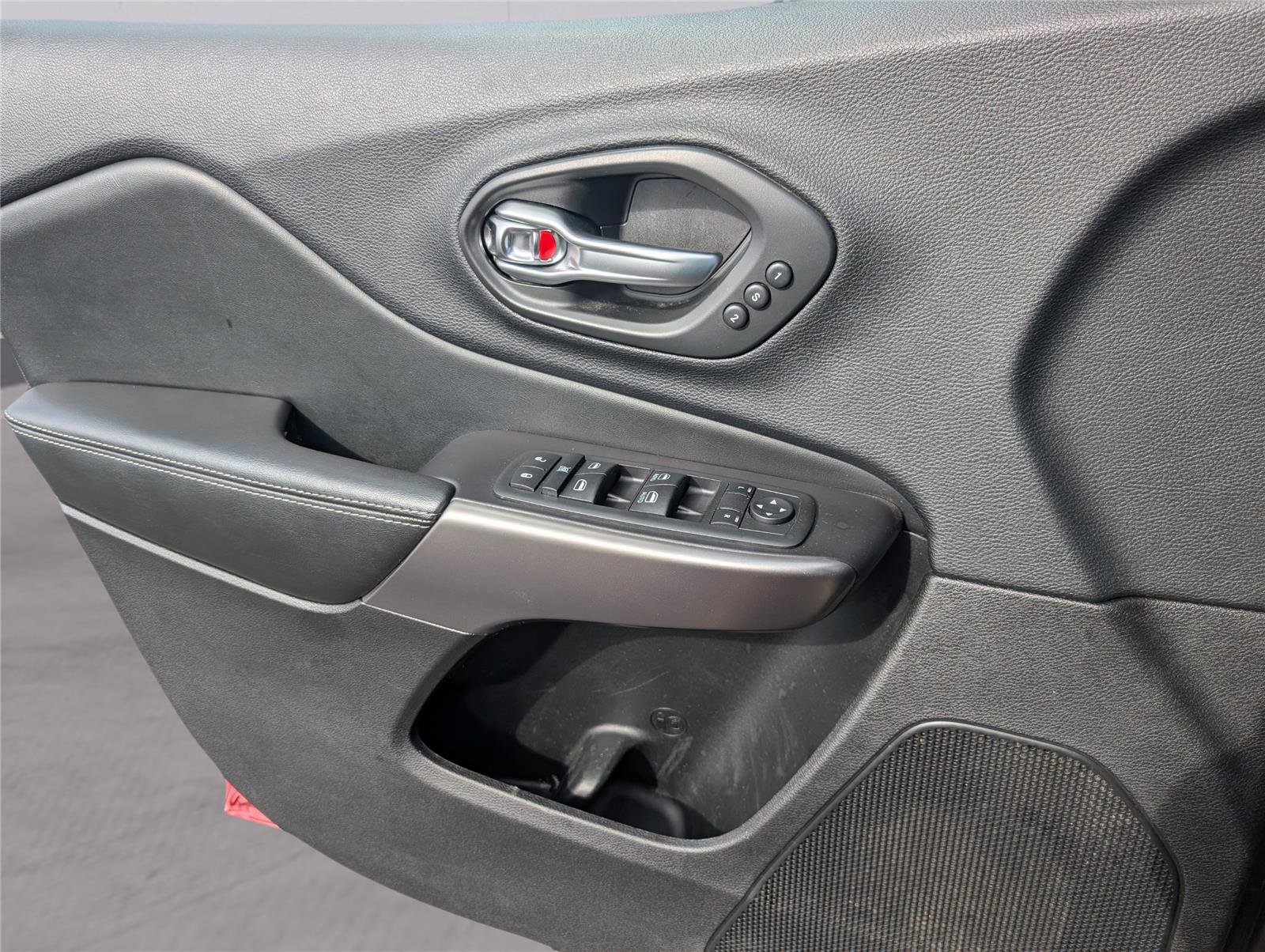 Used 2020 Jeep Cherokee Limited image 15