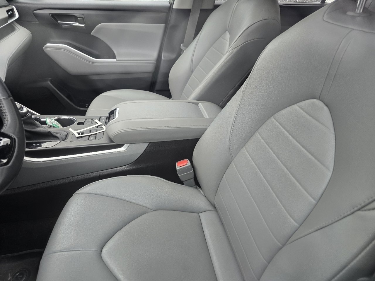 Certified 2021 Toyota Highlander XLE AWD/4WD image 16
