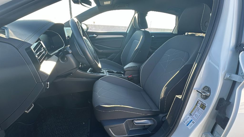 Used 2025 Volkswagen Jetta Sport image 4