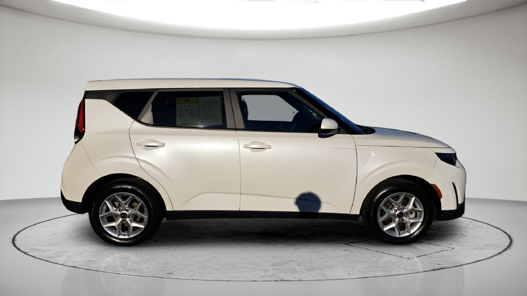 Used 2023 Kia Soul LX w/ LX Technology Package FWD image 4