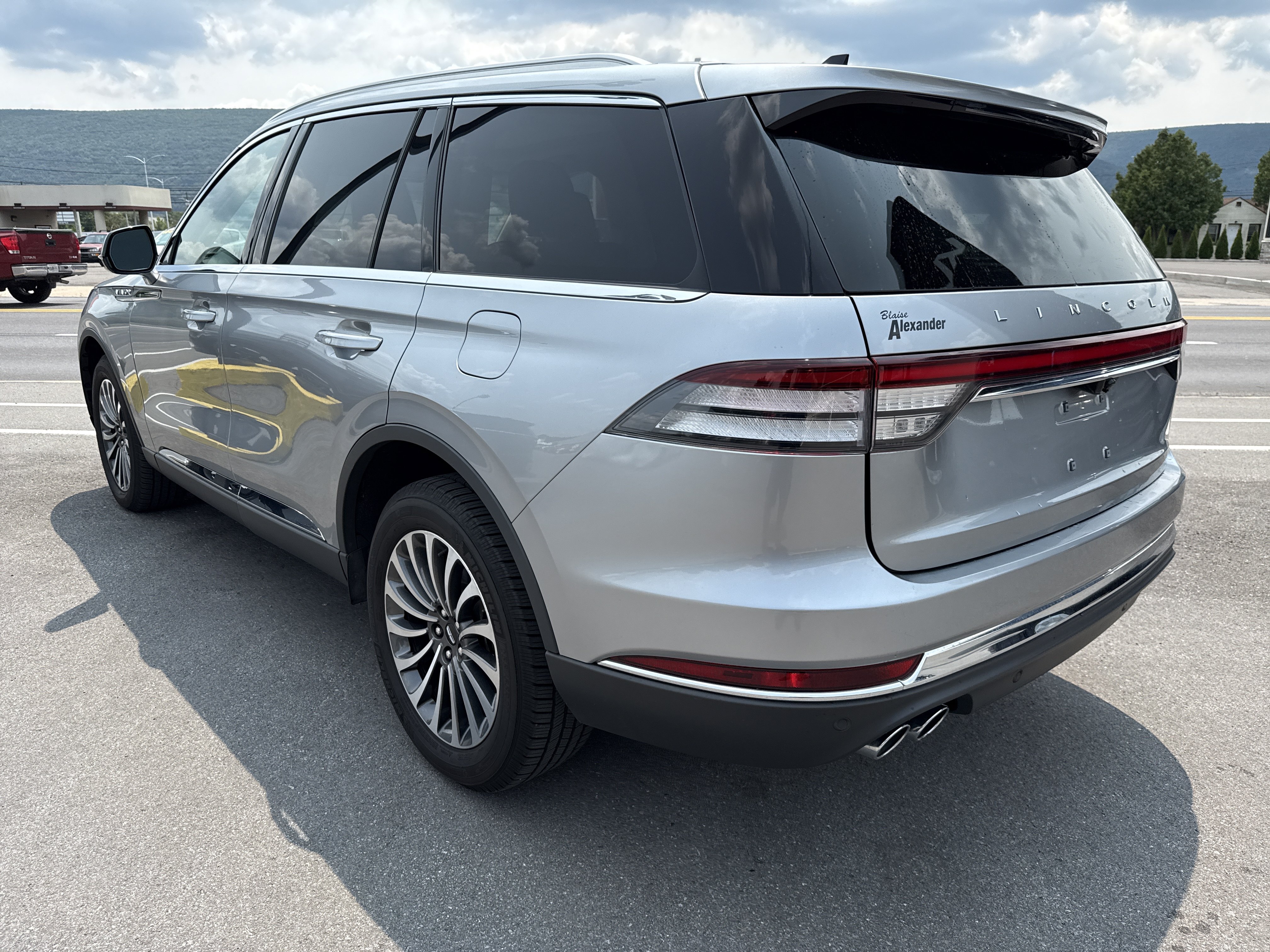 Used 2022 Lincoln Aviator AWD w/ Premium Package image 6