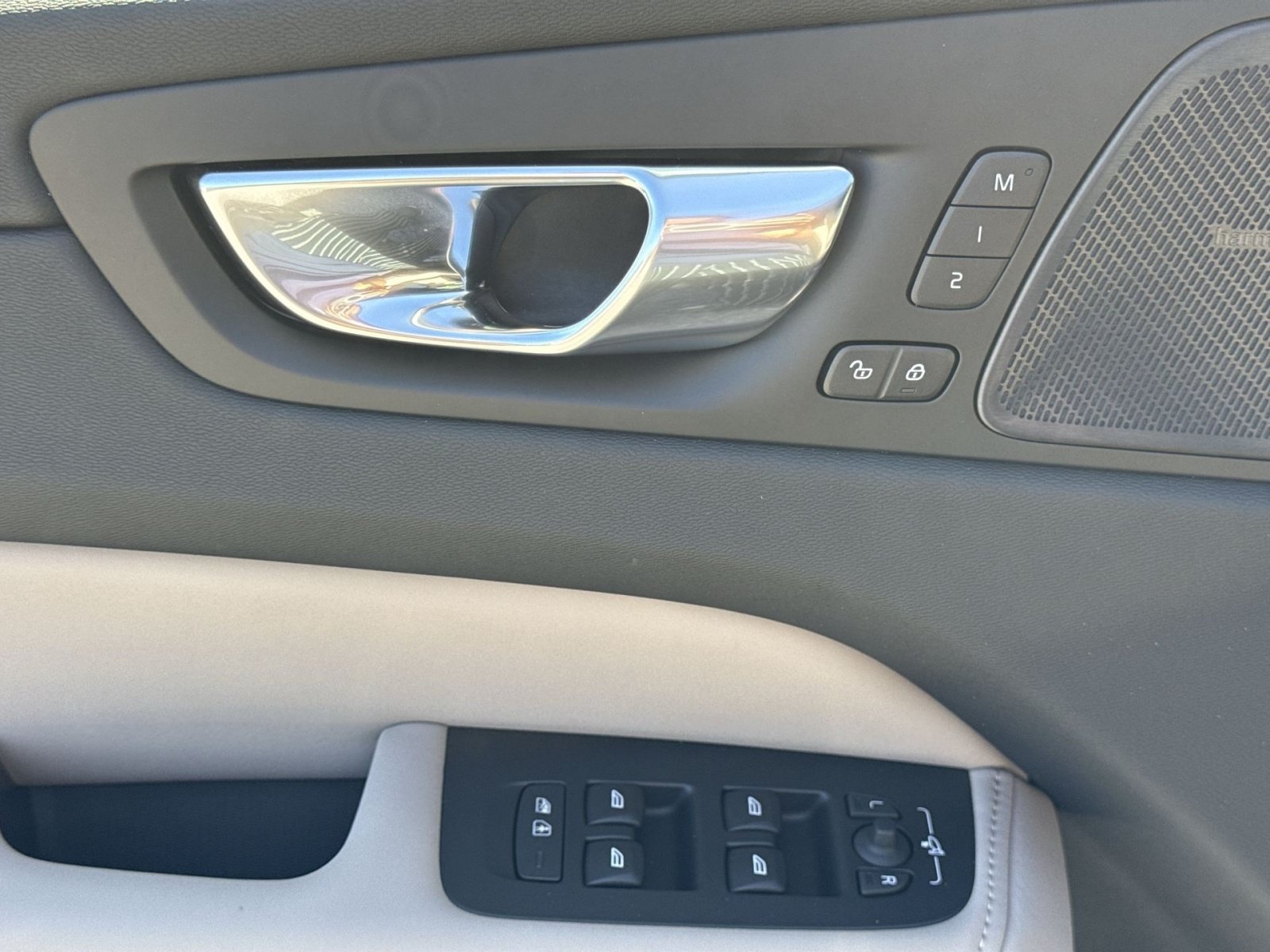 New 2027 Volvo XC60 B5 Plus AWD/4WD image 15