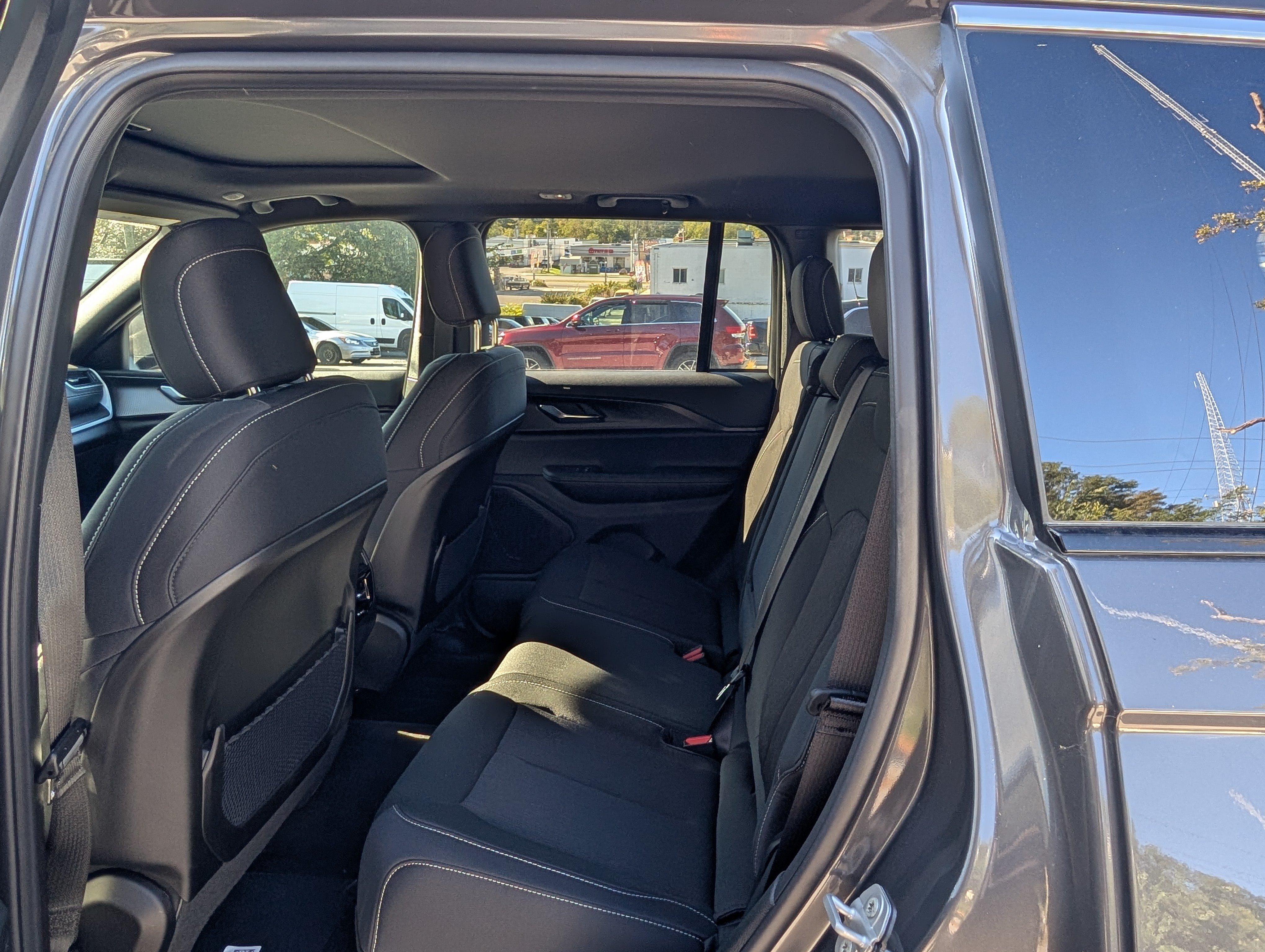 New 2025 Jeep Grand Cherokee Laredo X w/ Luxury Tech Group I AWD/4WD image 14