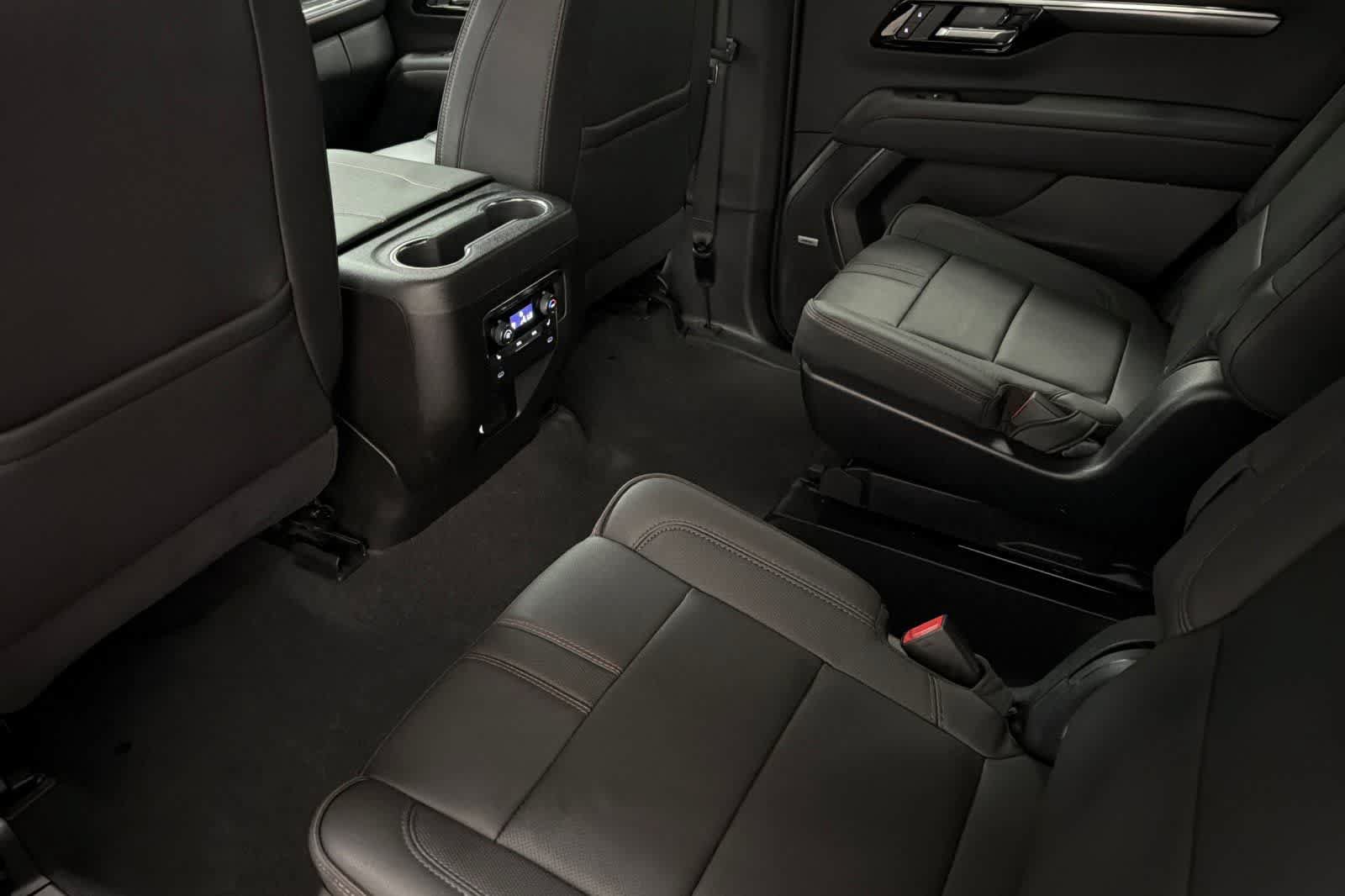 Used 2025 Chevrolet Tahoe RST w/ RST Performance Edition AWD/4WD image 4