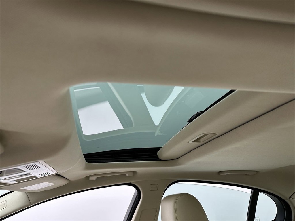 Used 2012 Jaguar XF image 22