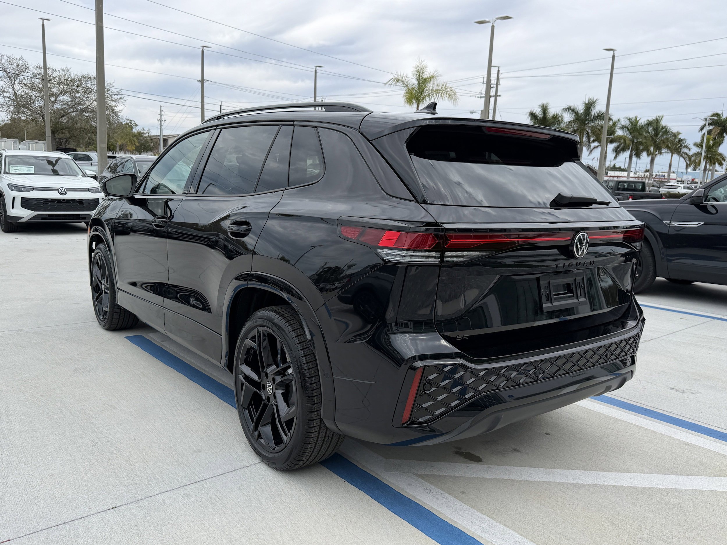 New 2026 Volkswagen Tiguan SE R-Line FWD image 5