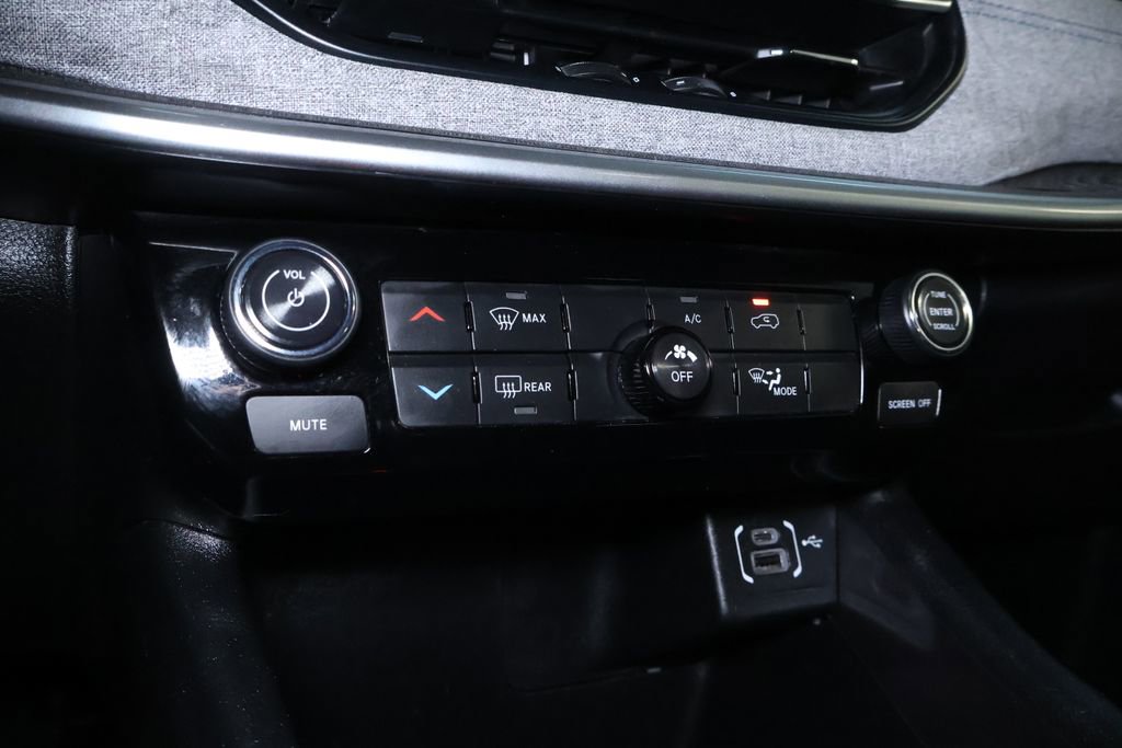 Used 2024 Jeep Compass Latitude image 30