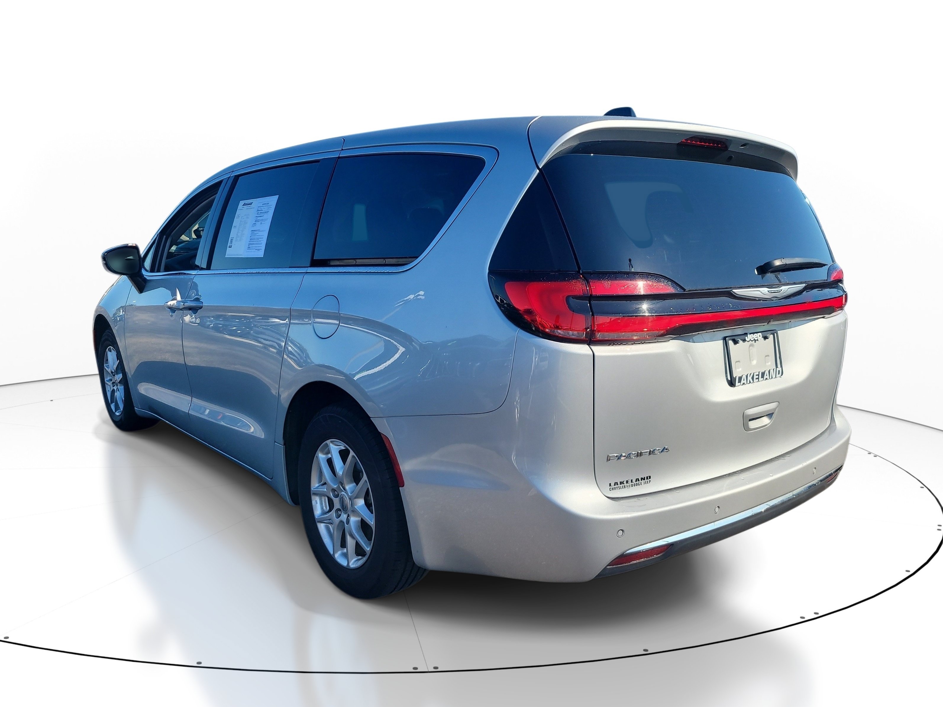 Used 2024 Chrysler Pacifica Touring-L FWD image 6