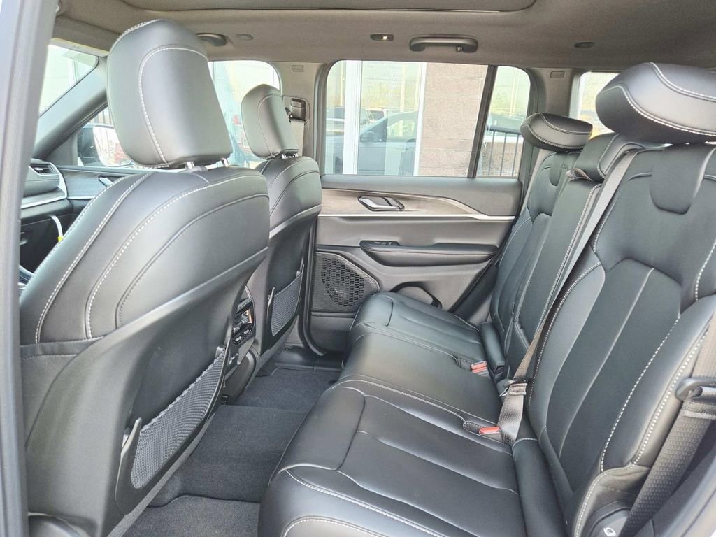 New 2025 Jeep Grand Cherokee Limited AWD/4WD image 15