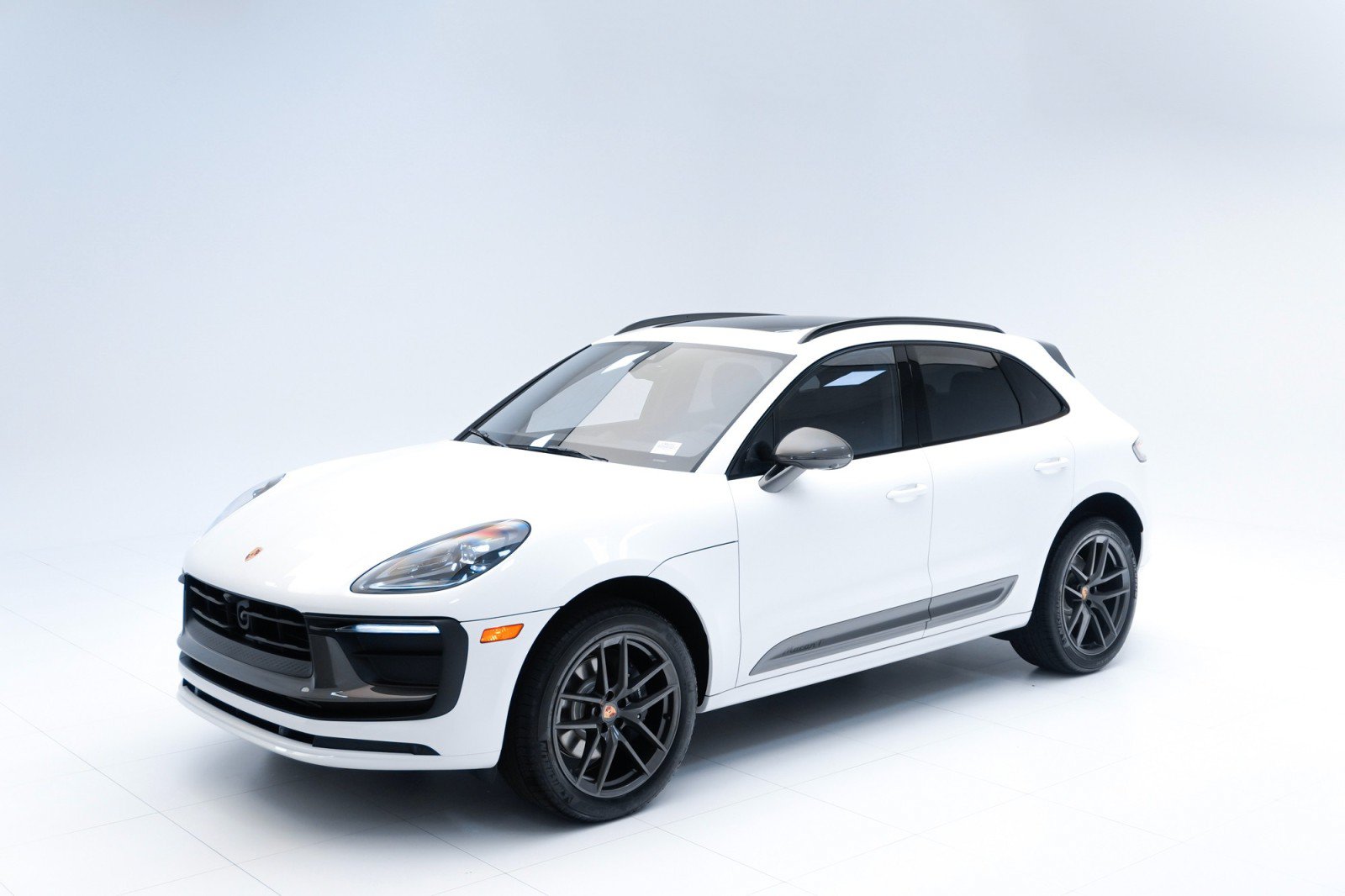 Certified 2023 Porsche Macan Turbo AWD/4WD image 1