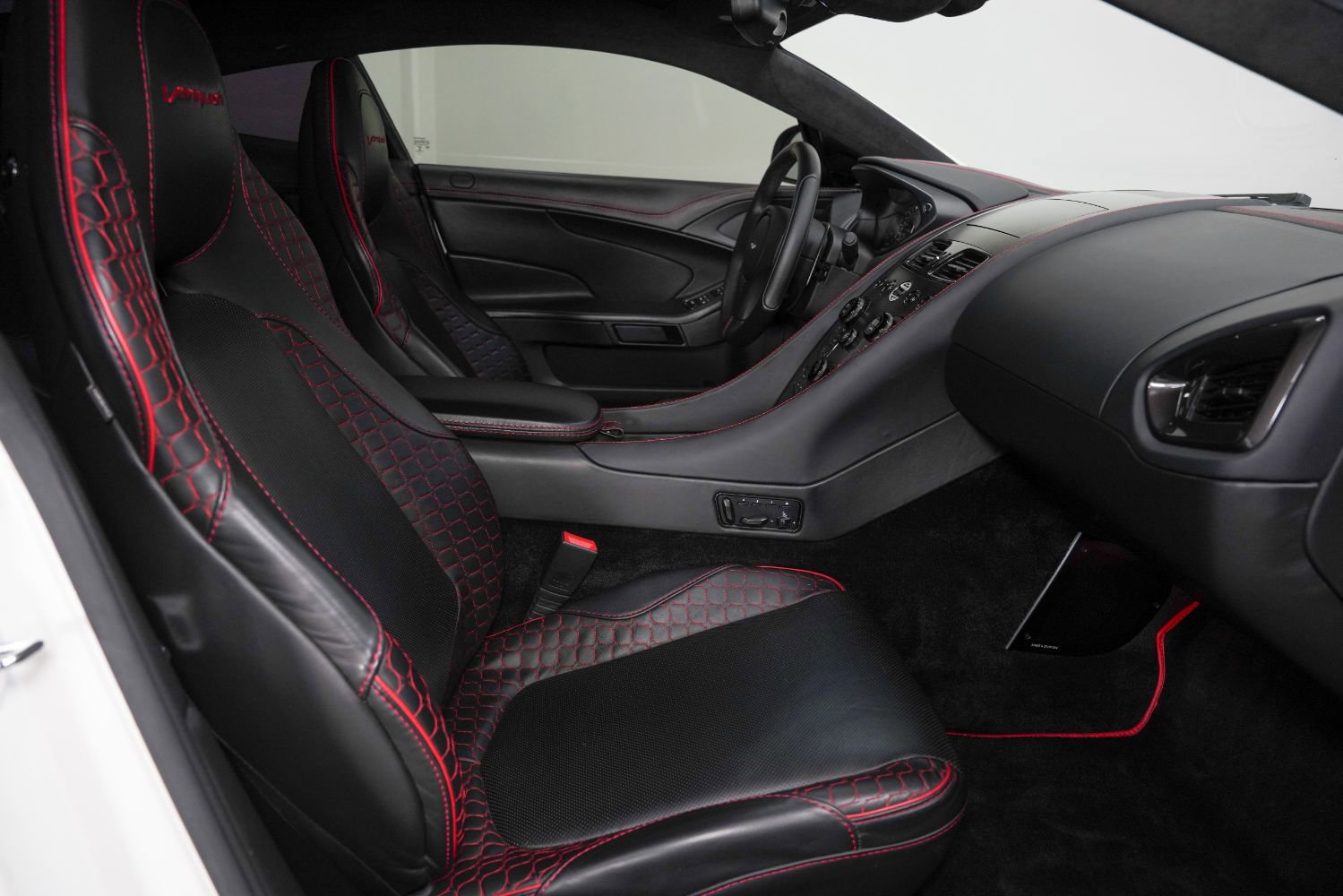 Used 2014 Aston Martin Vanquish Coupe image 28
