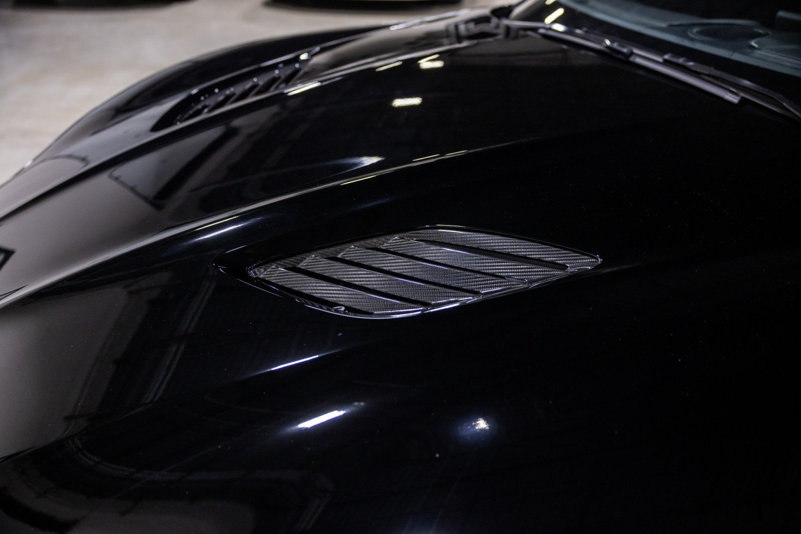 Used 2022 Aston Martin DBS Superleggera RWD image 23
