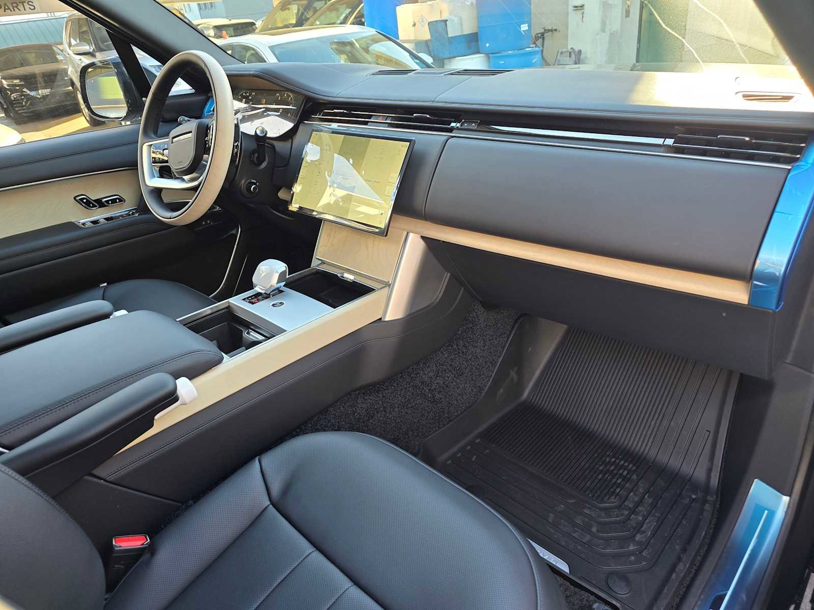 New 2025 Land Rover Range Rover SV image 10