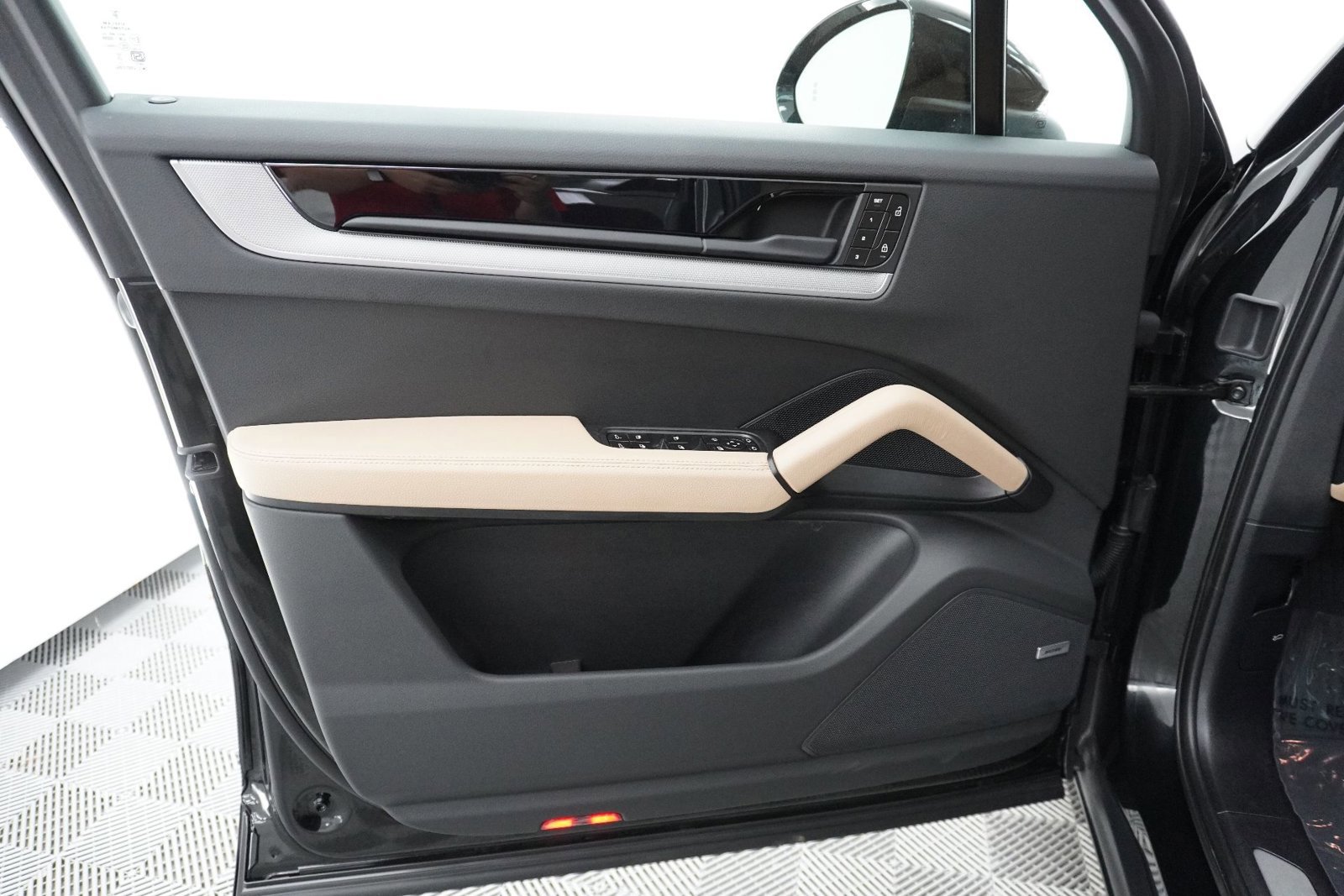 Certified 2025 Porsche Cayenne image 15