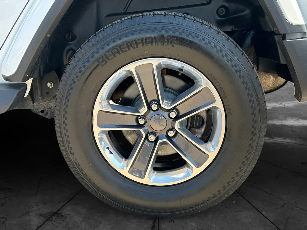 Used 2018 Jeep Wrangler Unlimited Sahara w/ Dual Top Group AWD/4WD image 14