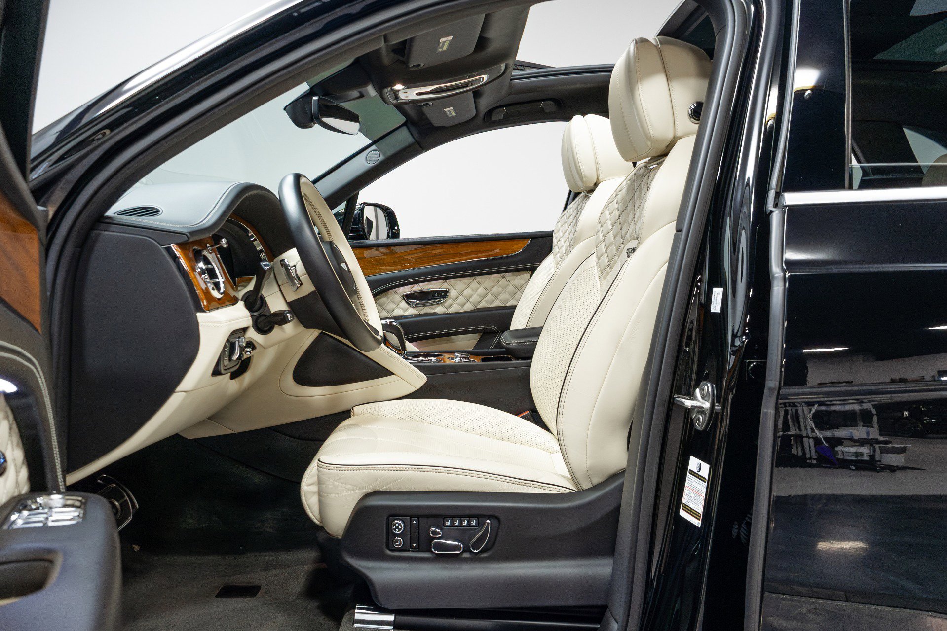 Used 2021 Bentley Bentayga w/ First Edition Specification AWD/4WD image 5