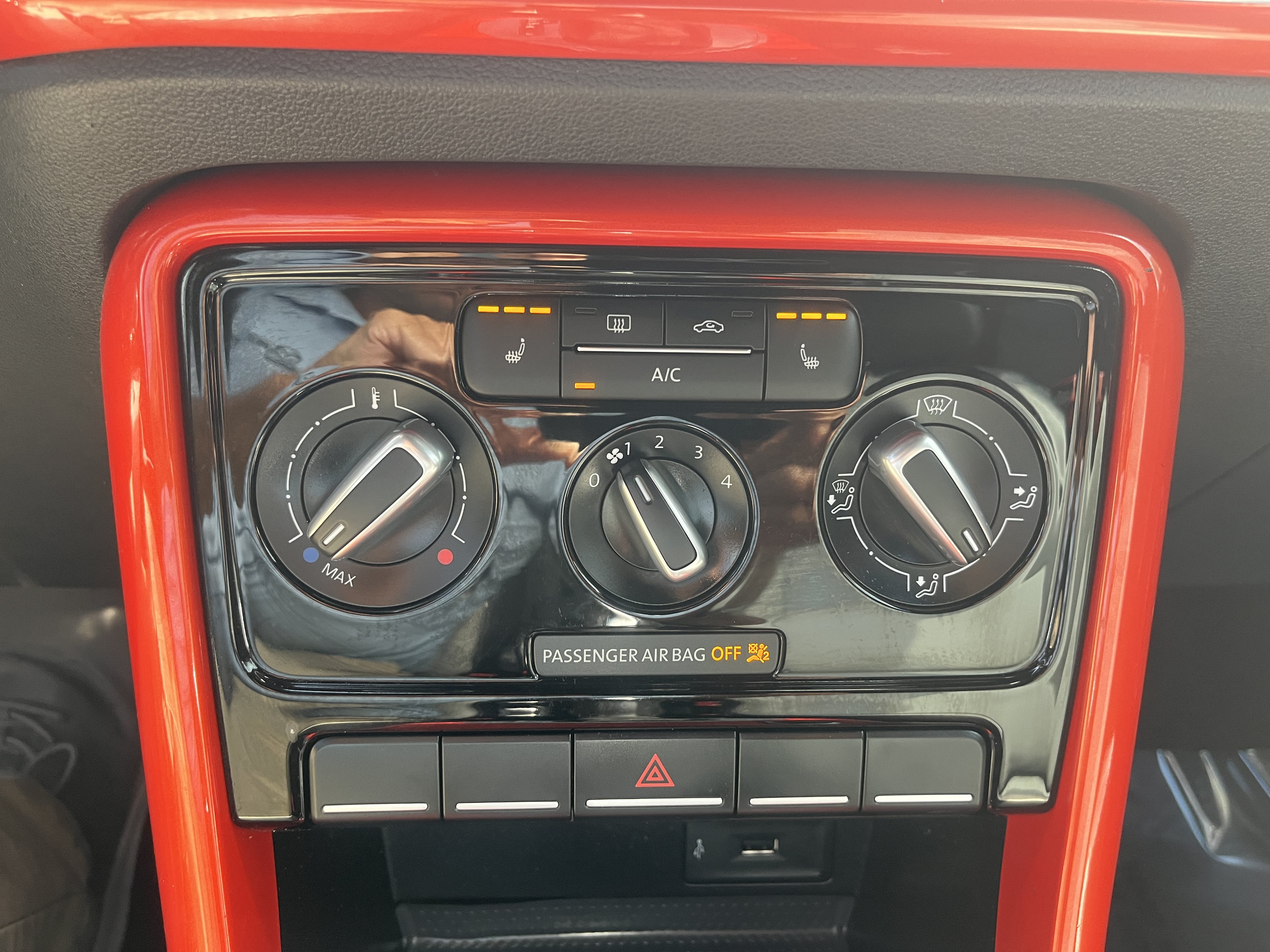 Used 2019 Volkswagen Beetle 2.0T S FWD image 28