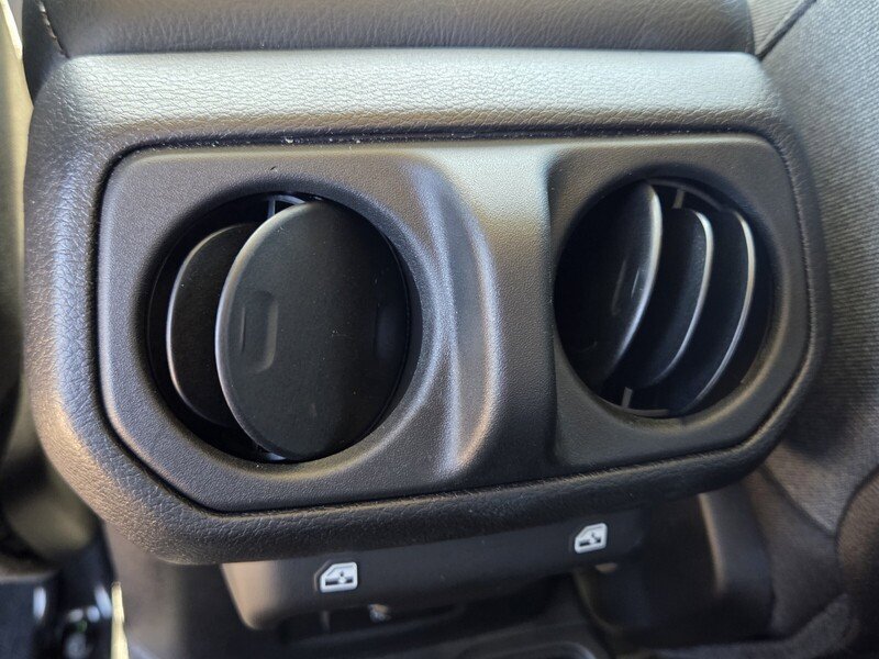 Used 2025 Jeep Gladiator Rubicon AWD/4WD image 13