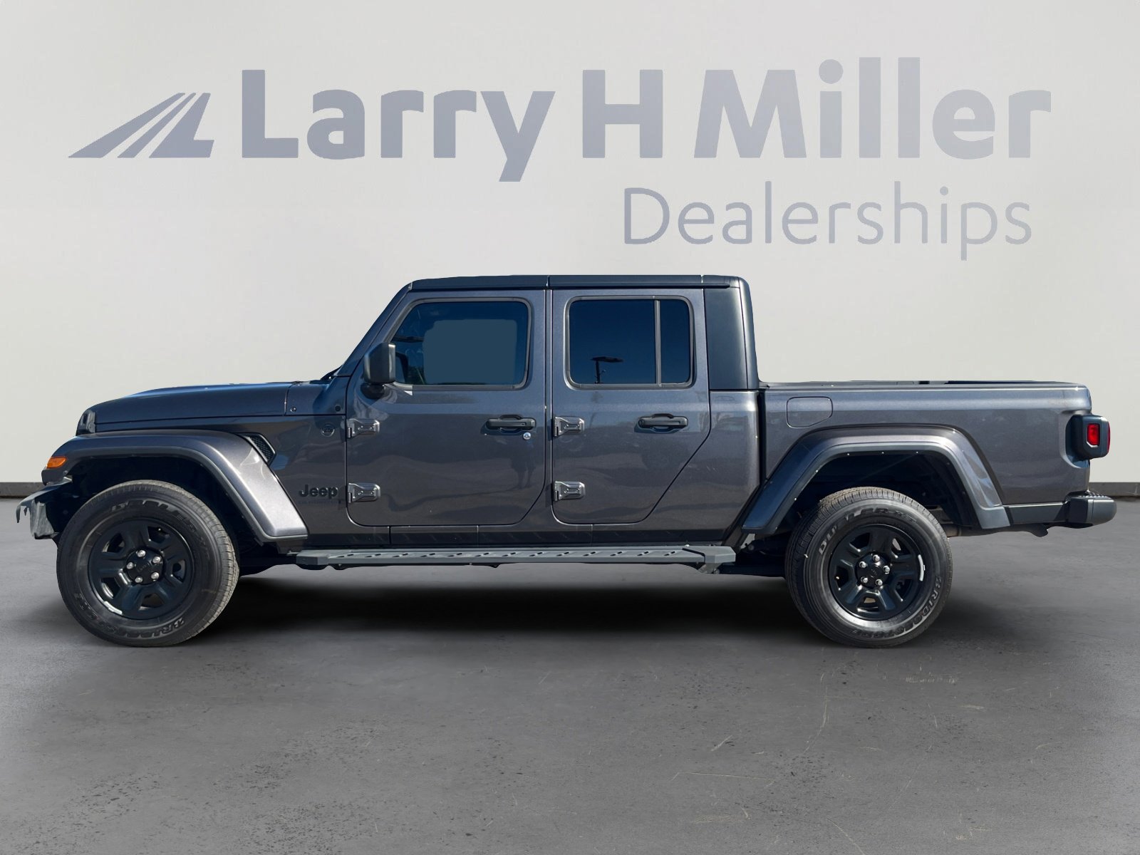 Used 2022 Jeep Gladiator Sport image 2