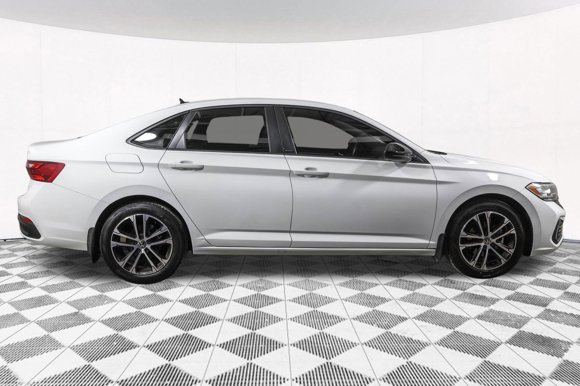 Used 2024 Volkswagen Jetta Sport image 13