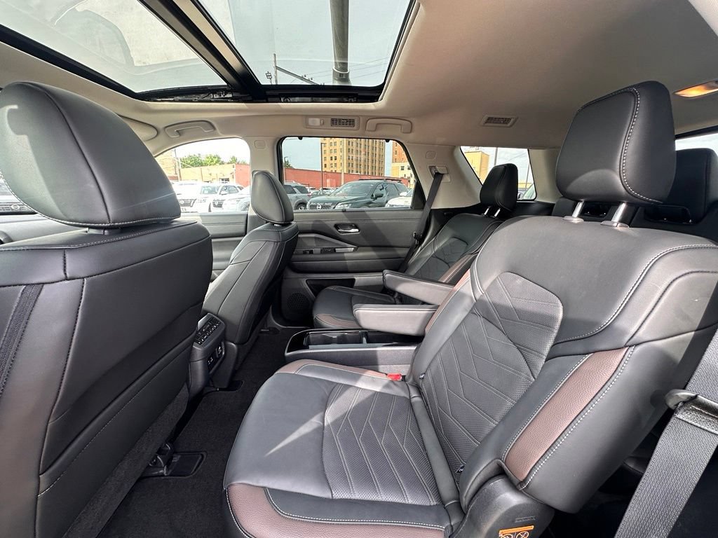 Certified 2025 Nissan Pathfinder Platinum FWD image 17