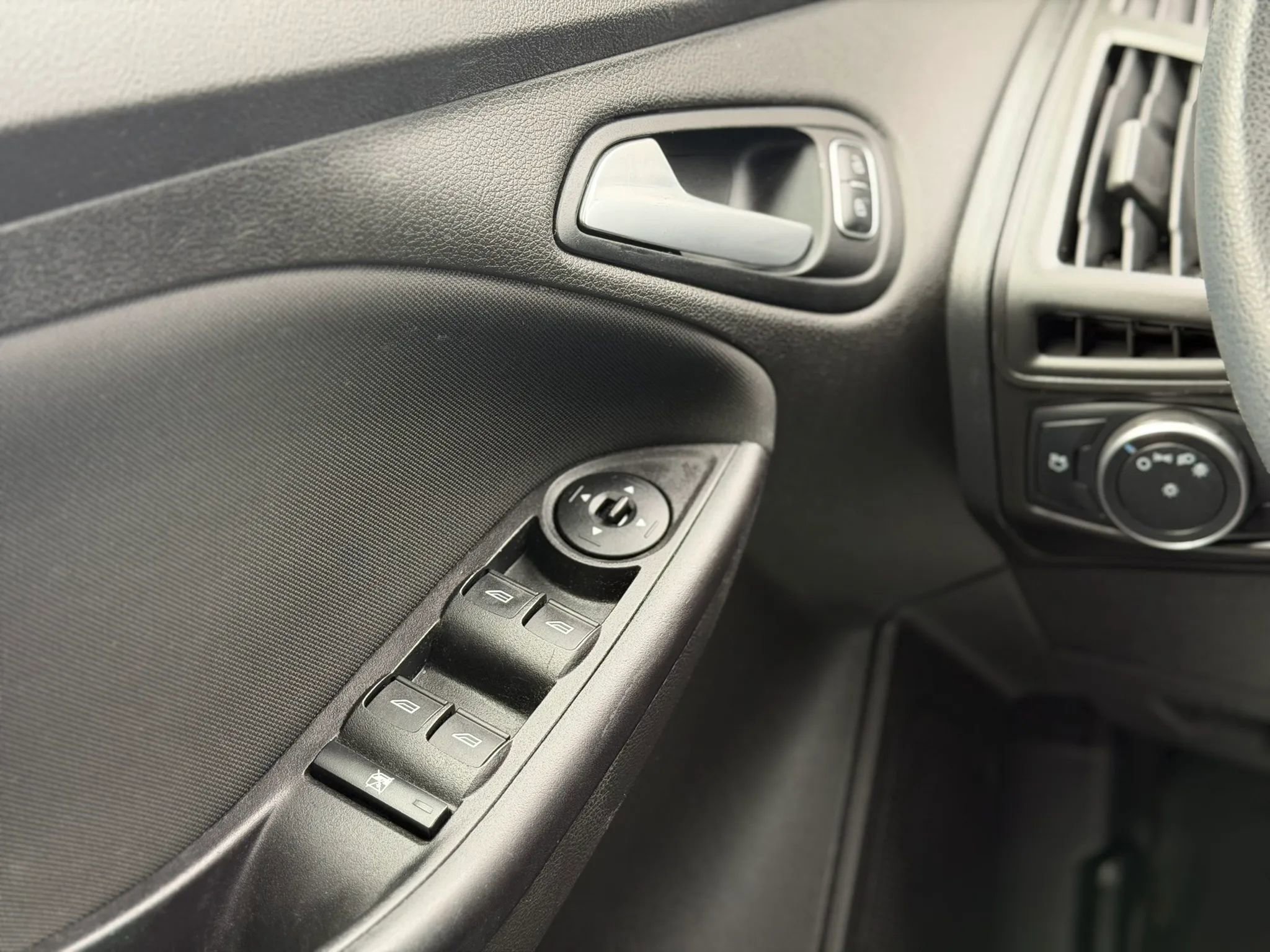 Used 2015 Ford Focus SE image 34