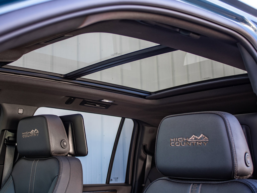 Used 2025 Chevrolet Suburban High Country image 24