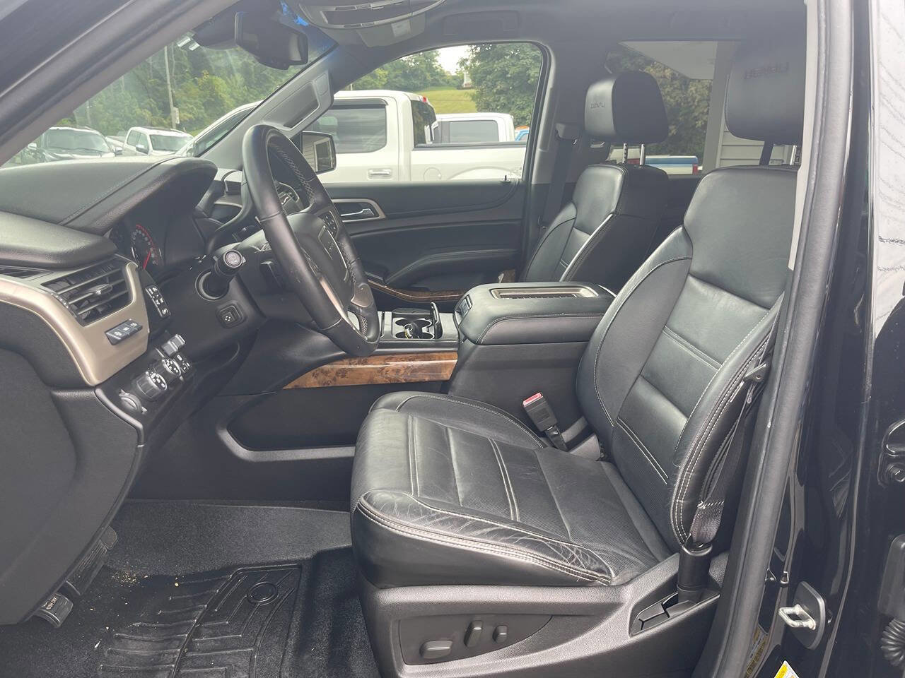 Used 2015 GMC Yukon XL Denali w/ Premium Package image 17