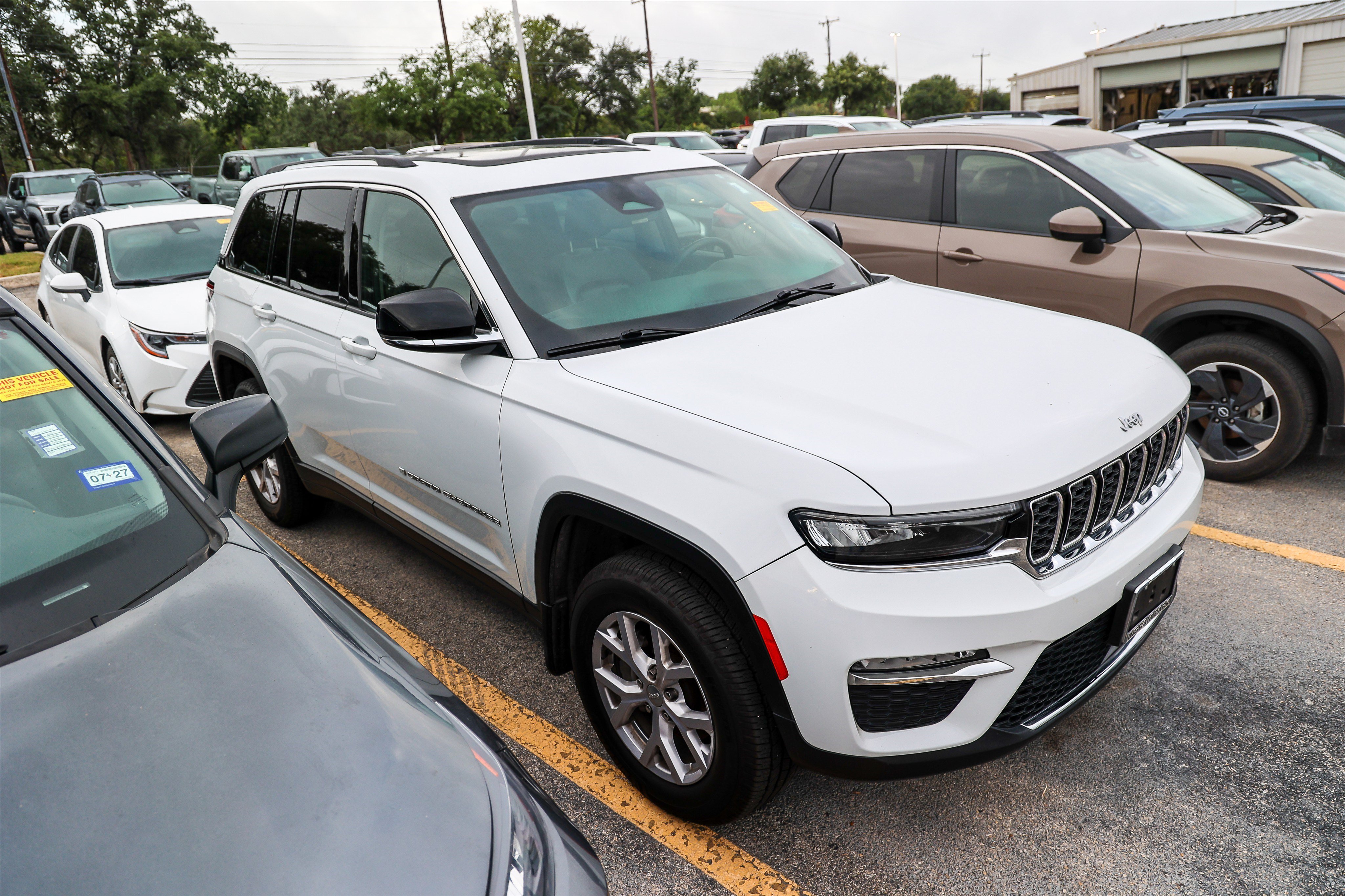 Used 2022 Jeep Grand Cherokee Limited w/ MOPAR Finishing Package RWD image 7