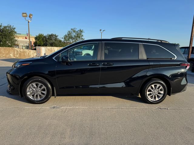 Used 2025 Toyota Sienna LE AWD/4WD image 11