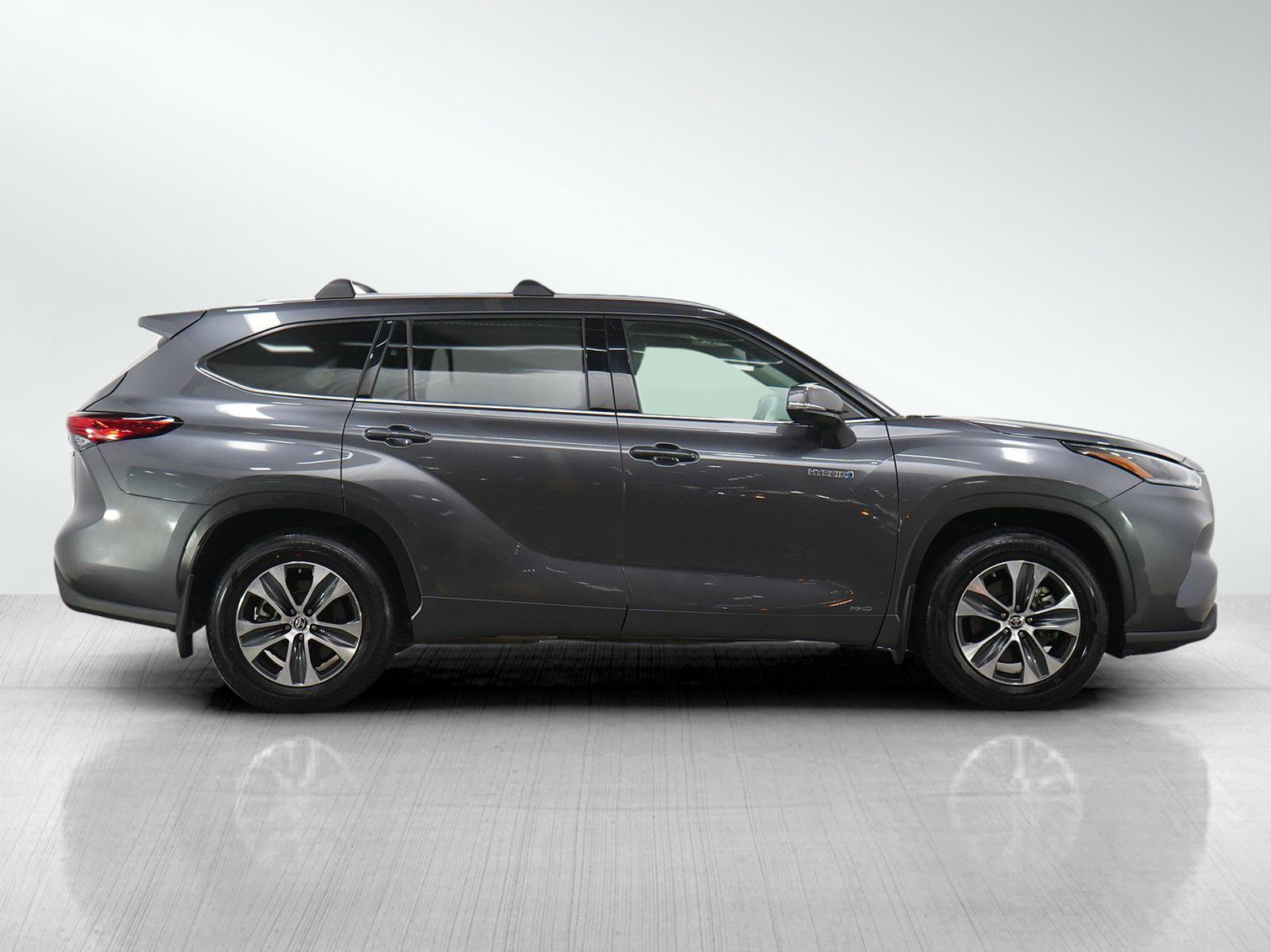 Used 2021 Toyota Highlander XLE AWD/4WD image 6
