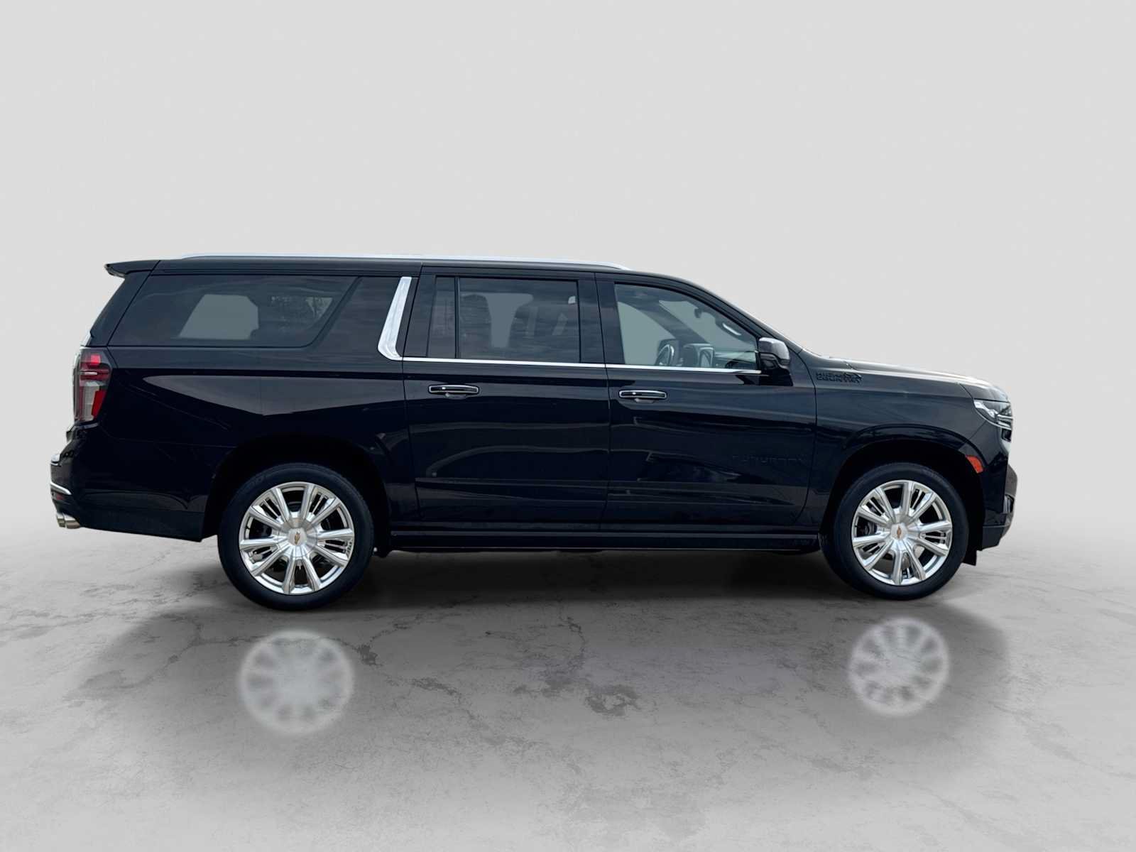 Used 2021 Chevrolet Suburban High Country w/ Premium Package AWD/4WD image 7