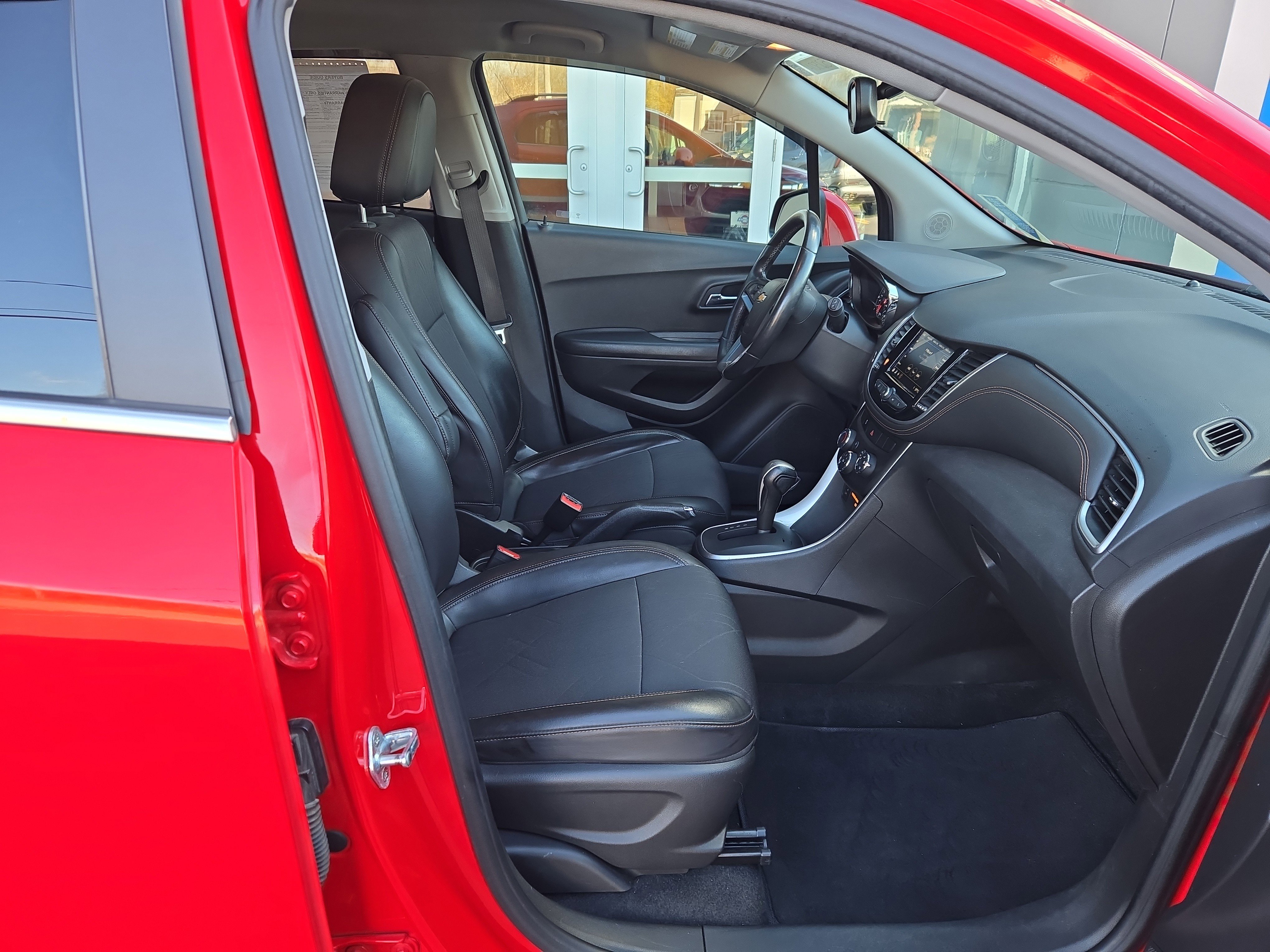 Used 2020 Chevrolet Trax LT w/ LT Convenience Package image 18