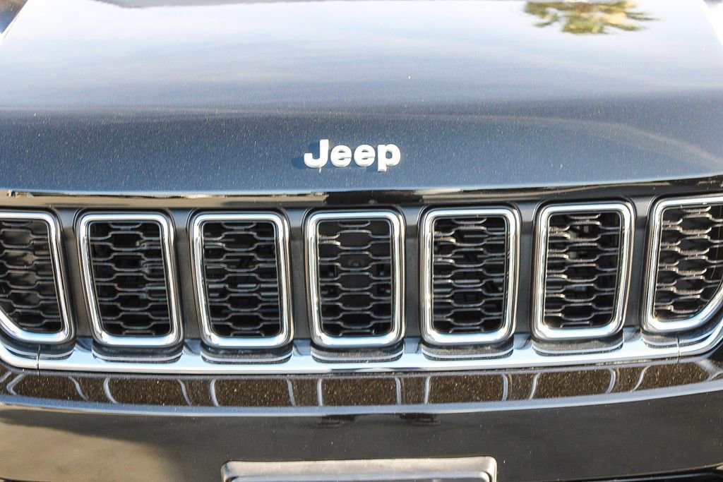 Used 2025 Jeep Grand Cherokee Laredo X AWD/4WD image 6