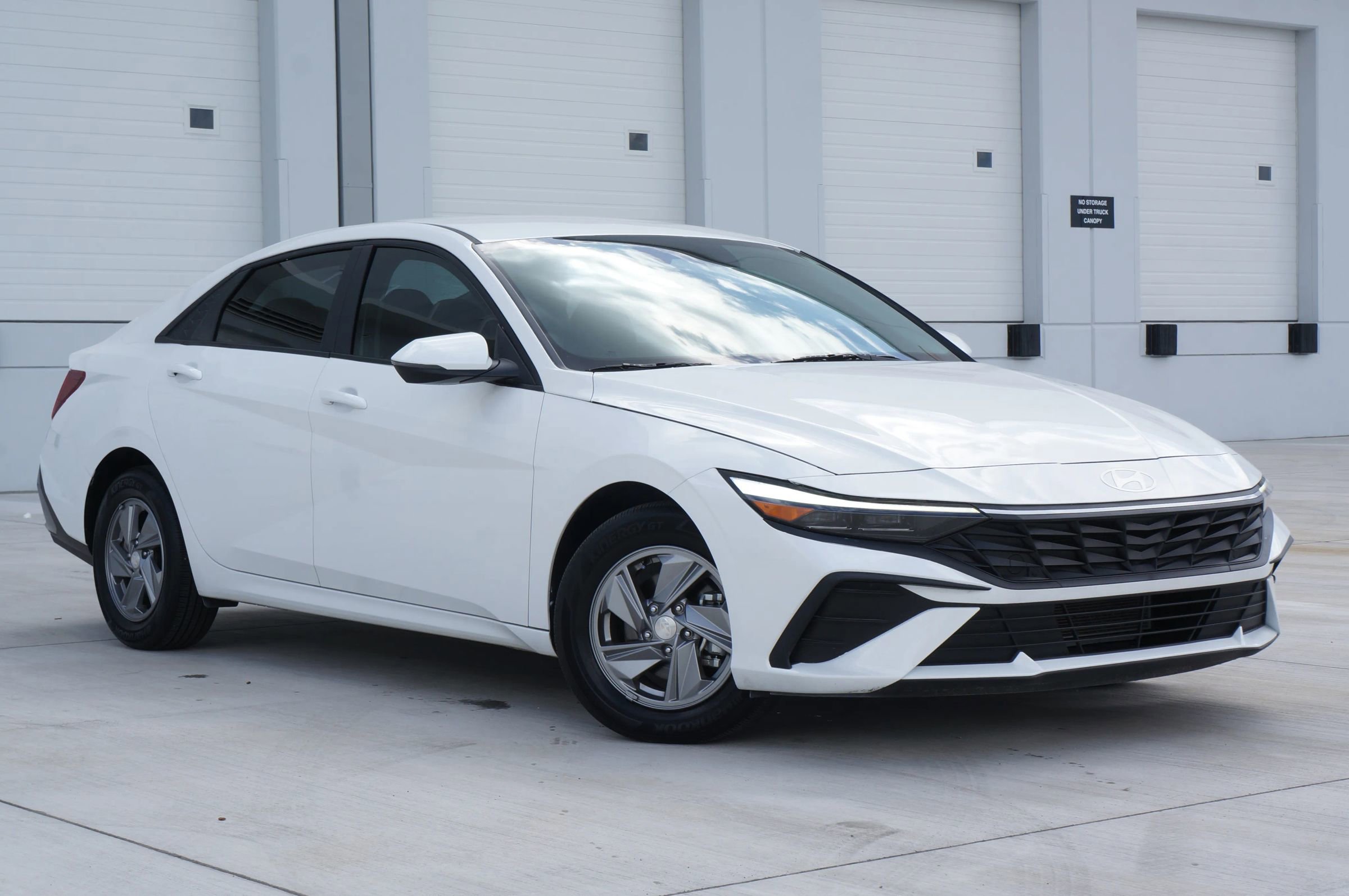 Used 2024 Hyundai Elantra SE image 2