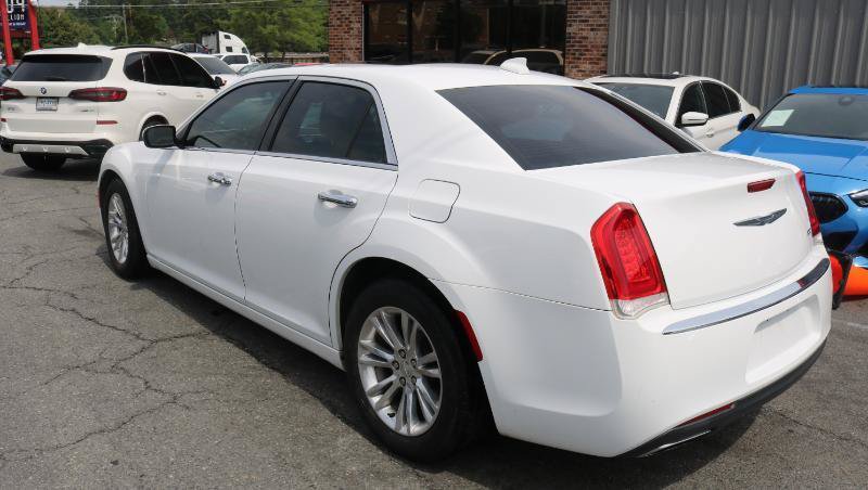 Used 2017 Chrysler 300 C RWD image 5