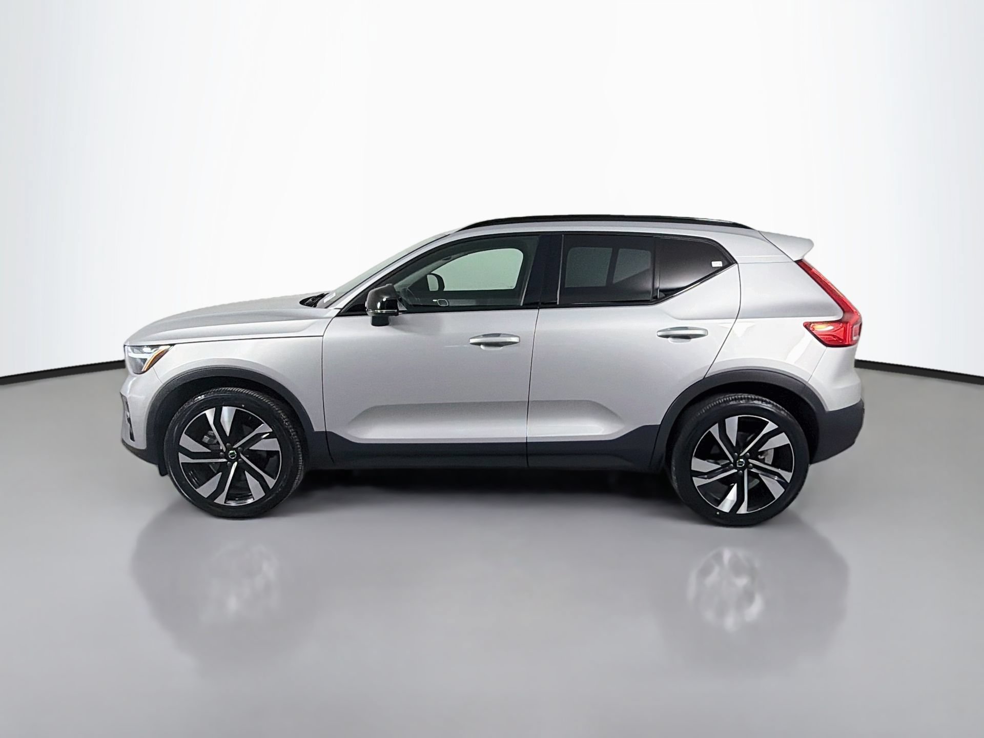 Certified 2023 Volvo XC40 B5 Plus w/ Protection Package Premier AWD/4WD image 9