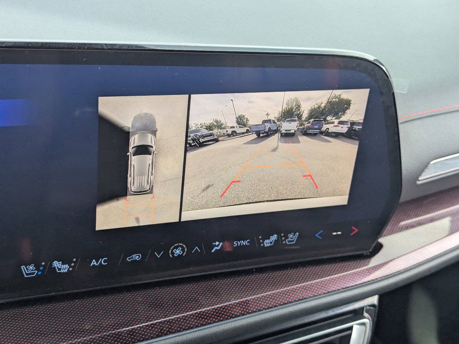 Used 2025 Chevrolet Traverse RS image 28