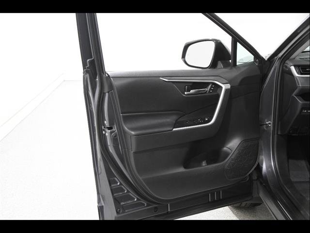 Used 2020 Toyota RAV4 XLE Premium image 4