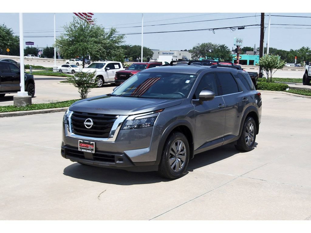 Used 2025 Nissan Pathfinder SV FWD image 2
