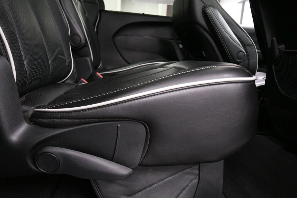 Used 2025 Chrysler Pacifica Limited FWD image 28