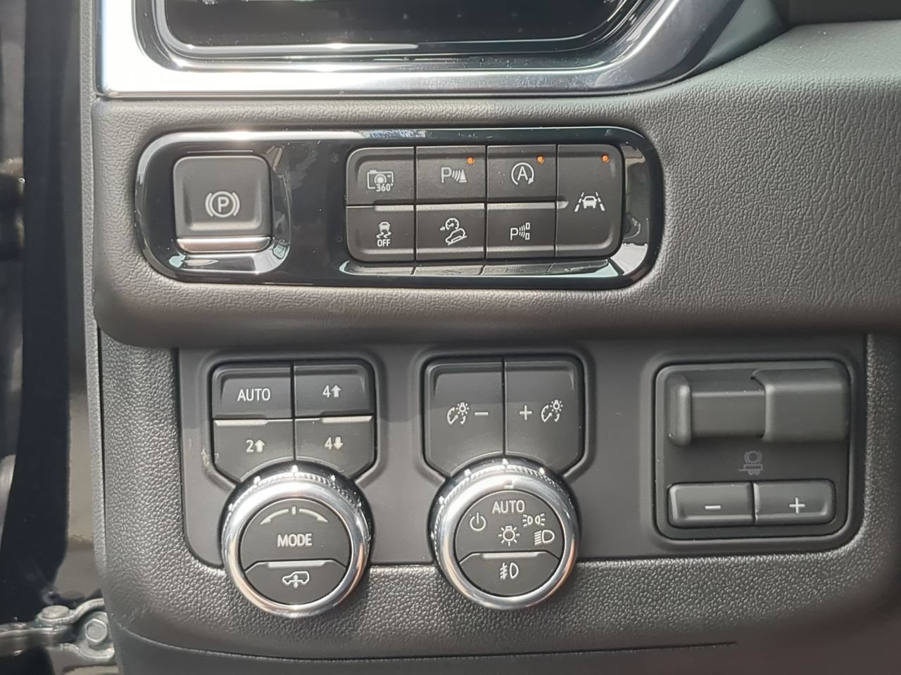New 2026 GMC Yukon XL Denali w/ Denali Reserve Package AWD/4WD image 18