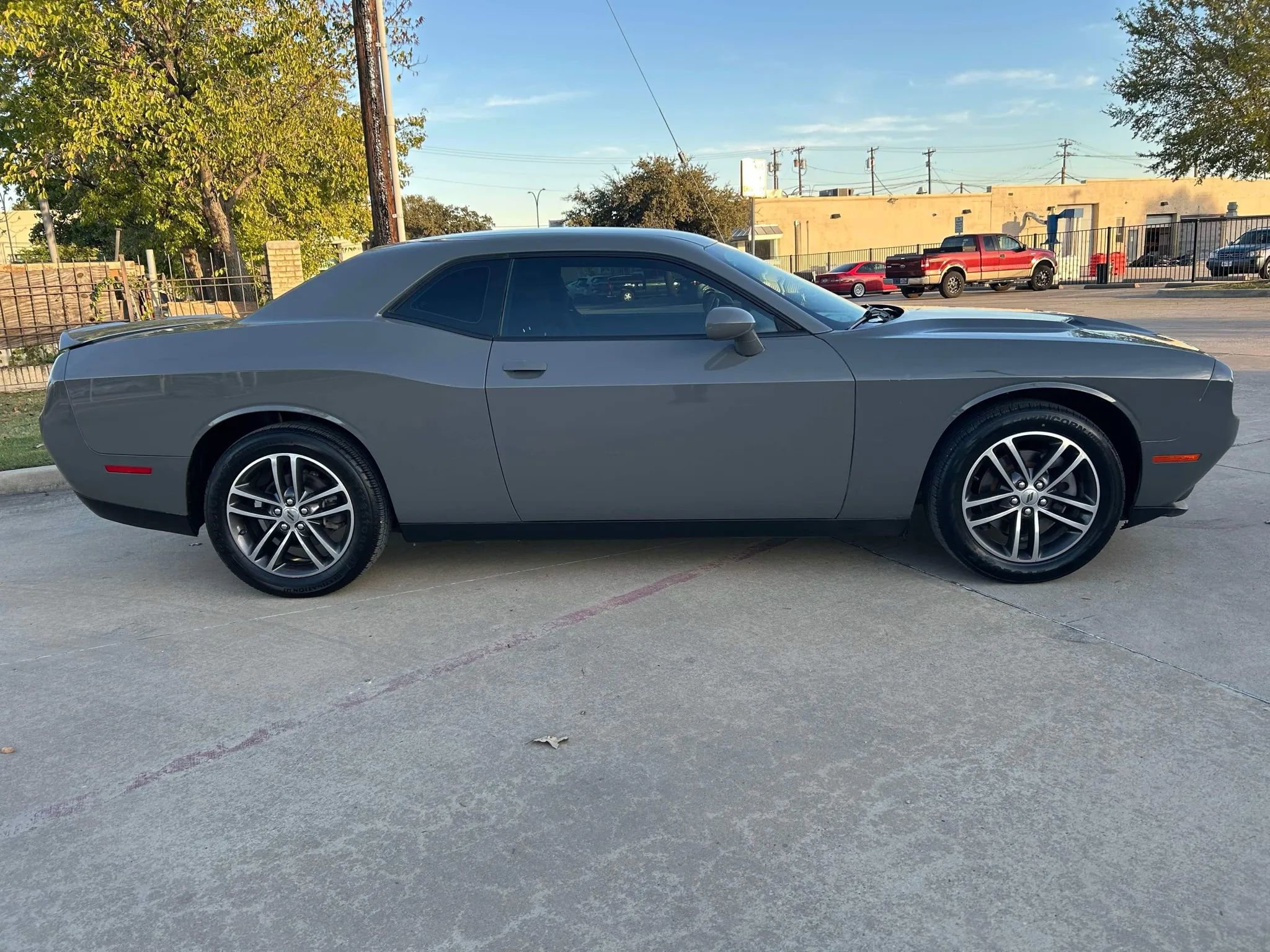 Used 2019 Dodge Challenger SXT image 5
