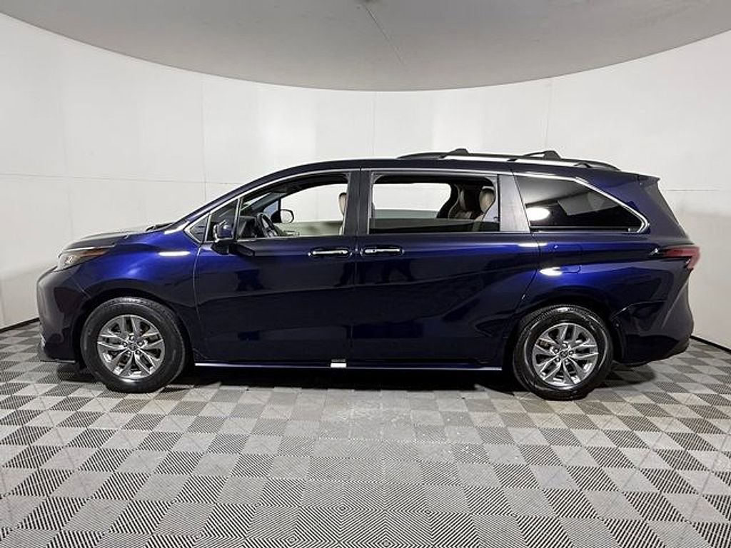 Used 2022 Toyota Sienna XLE FWD image 4