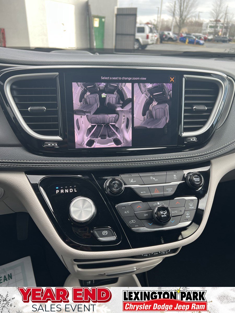 Used 2024 Chrysler Pacifica Select w/ Uconnect Theater Family Group image 31