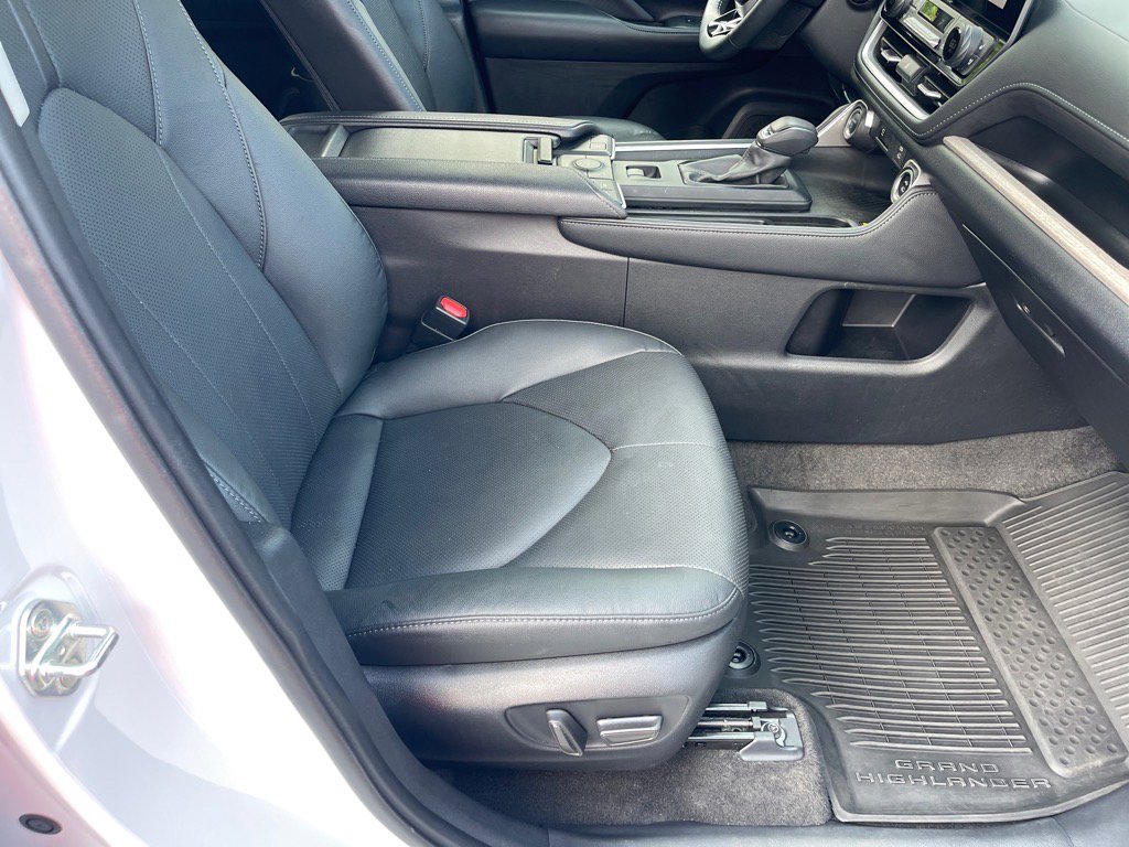 Used 2024 Toyota Grand Highlander Limited image 19